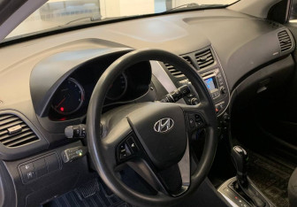 Подержанный автомобиль Hyundai Solaris Hatchback 2015 года (13 фото)