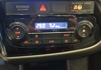 Подержанный автомобиль Mitsubishi Outlander 2013 года (13 фото)