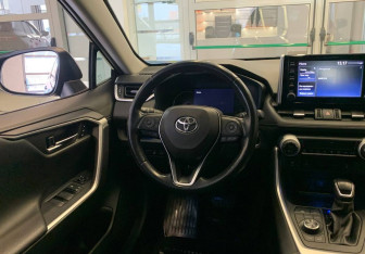 Подержанный автомобиль Toyota RAV4 2021 года (9 фото)