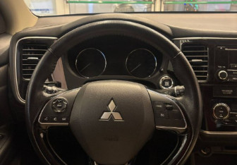 Подержанный автомобиль Mitsubishi Outlander 2014 года (17 фото)