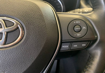 Подержанный автомобиль Toyota RAV4 2021 года (18 фото)