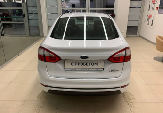 Подержанный автомобиль Ford Fiesta Sedan 2016 года (5 фото)