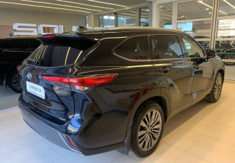 Подержанный автомобиль Toyota Highlander 2021 года (4 фото)