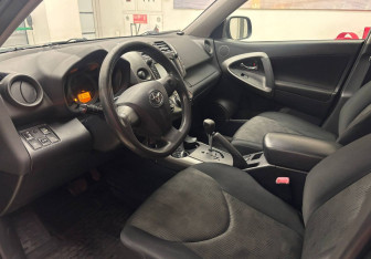 Подержанный автомобиль Toyota RAV4 2011 года (13 фото)