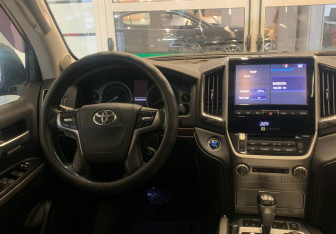 Подержанный автомобиль Toyota Land Cruiser Suv 2015 года (9 фото)