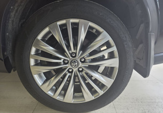 Подержанный автомобиль Toyota Highlander 2023 года (15 фото)