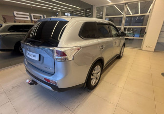 Подержанный автомобиль Mitsubishi Outlander 2014 года (4 фото)