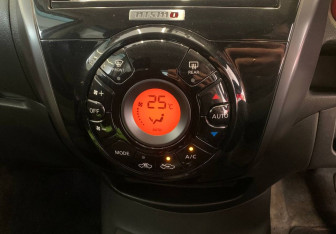 Подержанный автомобиль Nissan Note 2015 года (19 фото)