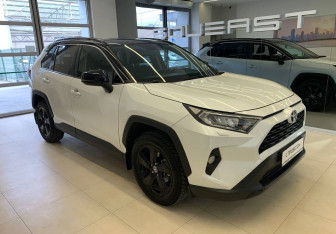 Подержанный автомобиль Toyota RAV4 2020 года (3 фото)