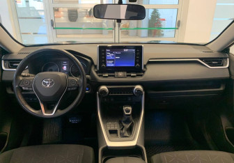 Подержанный автомобиль Toyota RAV4 2019 года (11 фото)