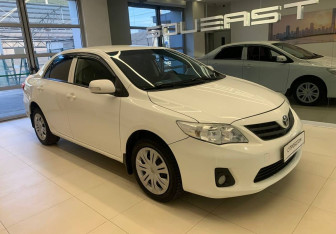 Подержанный автомобиль Toyota Corolla Sedan 2013 года (3 фото)