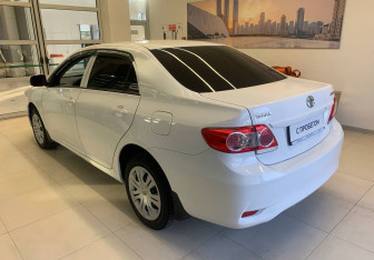 Подержанный автомобиль Toyota Corolla Sedan 2013 года (6 фото)