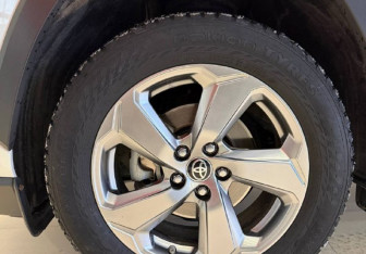 Подержанный автомобиль Toyota RAV4 2020 года (14 фото)