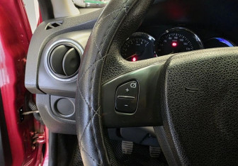 Подержанный автомобиль Renault Sandero 2014 года (16 фото)