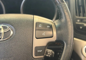 Подержанный автомобиль Toyota Land Cruiser Suv 2011 года (18 фото)