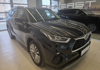 Подержанный автомобиль Toyota Highlander 2023 года (3 фото)