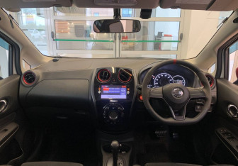 Подержанный автомобиль Nissan Note 2015 года (11 фото)