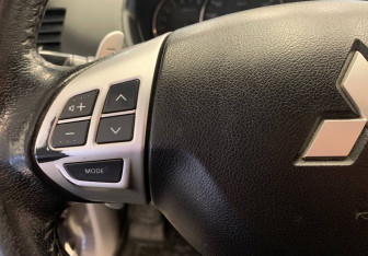 Подержанный автомобиль Mitsubishi Pajero Sport 2012 года (17 фото)