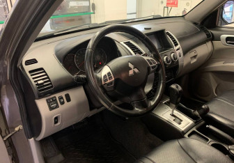 Подержанный автомобиль Mitsubishi Pajero Sport 2012 года (14 фото)