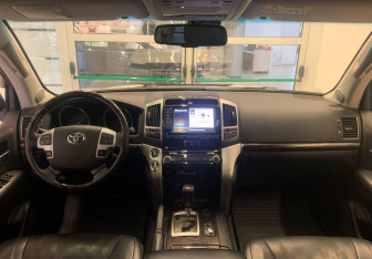 Подержанный автомобиль Toyota Land Cruiser Suv 2014 года (12 фото)