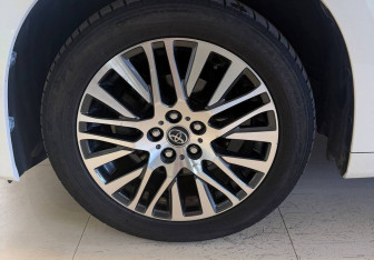 Подержанный автомобиль Toyota Alphard 2018 года (8 фото)