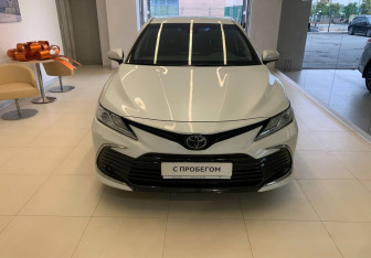 Подержанный автомобиль Toyota Camry Sedan 2022 года (2 фото)