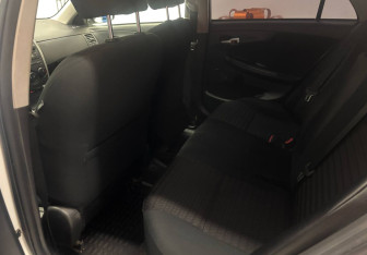 Подержанный автомобиль Toyota Corolla Sedan 2010 года (10 фото)