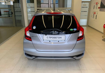 Подержанный автомобиль Honda Fit 2018 года (5 фото)