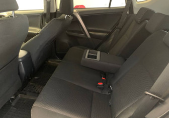 Подержанный автомобиль Toyota RAV4 2018 года (10 фото)