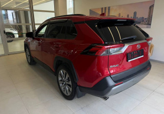 Подержанный автомобиль Toyota RAV4 2021 года (6 фото)