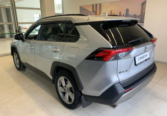 Подержанный автомобиль Toyota RAV4 2021 года (6 фото)