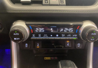 Подержанный автомобиль Toyota RAV4 2023 года (12 фото)