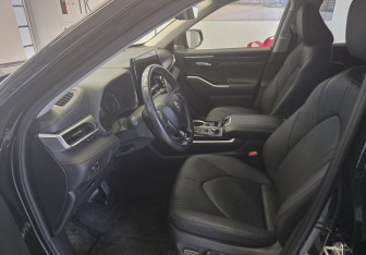 Подержанный автомобиль Toyota Highlander 2023 года (13 фото)