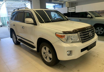 Подержанный автомобиль Toyota Land Cruiser Suv 2014 года (3 фото)