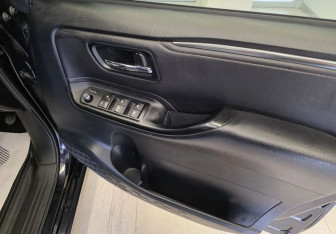 Подержанный автомобиль Toyota Voxy Minivan 2015 года (16 фото)