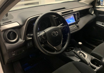 Подержанный автомобиль Toyota RAV4 2017 года (13 фото)