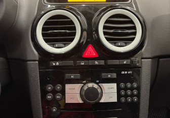 Подержанный автомобиль Opel Corsa 2010 года (13 фото)