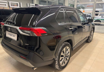 Подержанный автомобиль Toyota RAV4 2021 года (4 фото)