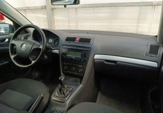Подержанный автомобиль Skoda Octavia Liftback 2006 года (7 фото)