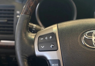Подержанный автомобиль Toyota Land Cruiser Suv 2011 года (17 фото)