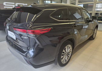 Подержанный автомобиль Toyota Highlander 2023 года (4 фото)