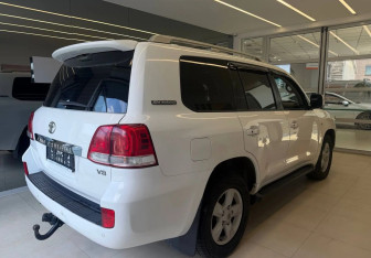 Подержанный автомобиль Toyota Land Cruiser Suv 2011 года (4 фото)