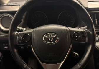 Подержанный автомобиль Toyota RAV4 2018 года (16 фото)