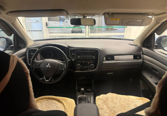 Подержанный автомобиль Mitsubishi Outlander 2014 года (12 фото)