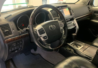 Подержанный автомобиль Toyota Land Cruiser Suv 2014 года (13 фото)