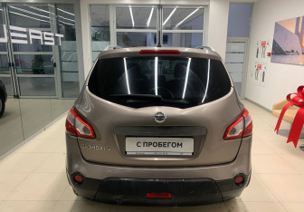 Подержанный автомобиль Nissan Qashqai+2 2010 года (5 фото)