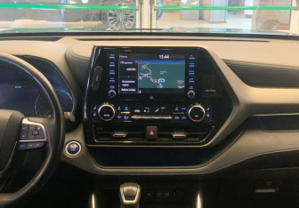 Подержанный автомобиль Toyota Highlander 2021 года (12 фото)