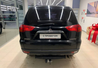 Подержанный автомобиль Mitsubishi Pajero Sport 2013 года (5 фото)