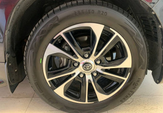Подержанный автомобиль Toyota Land Cruiser Suv 2020 года (15 фото)