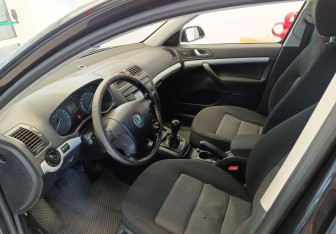 Подержанный автомобиль Skoda Octavia Liftback 2006 года (13 фото)